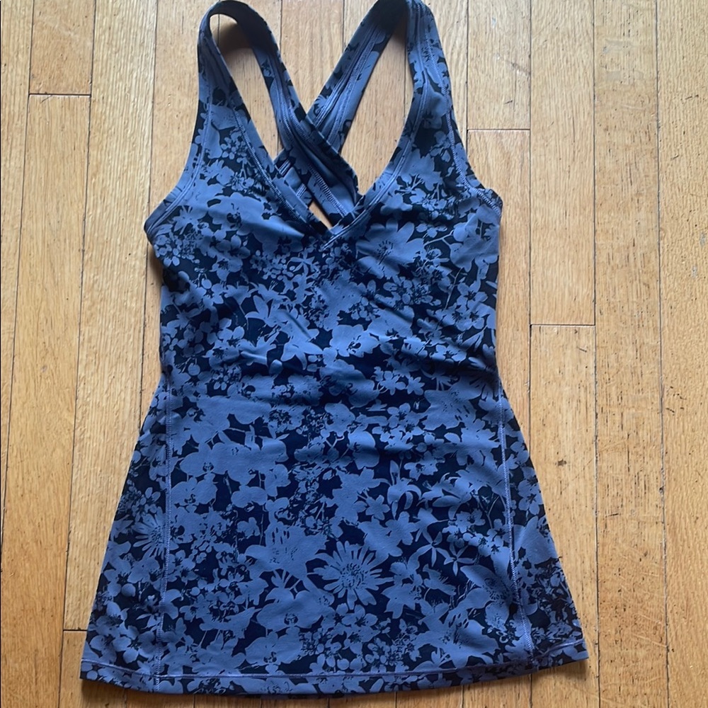 Lululemon Athletica Black and Gray Patterned Top